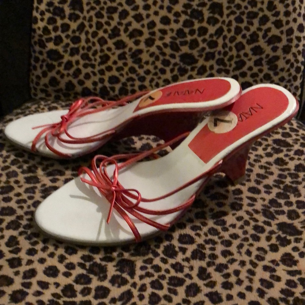 NWOT CORAL KITTY HEELS